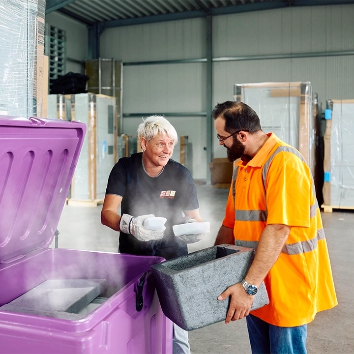 Ein FET Mitarbeiter überprüft die Kühlbox eines Transportfahrzeugs – zuverlässige Thermotransporte für Lebensmittel, Pharma- und Medizinprodukte bei bis zu -25 °C.