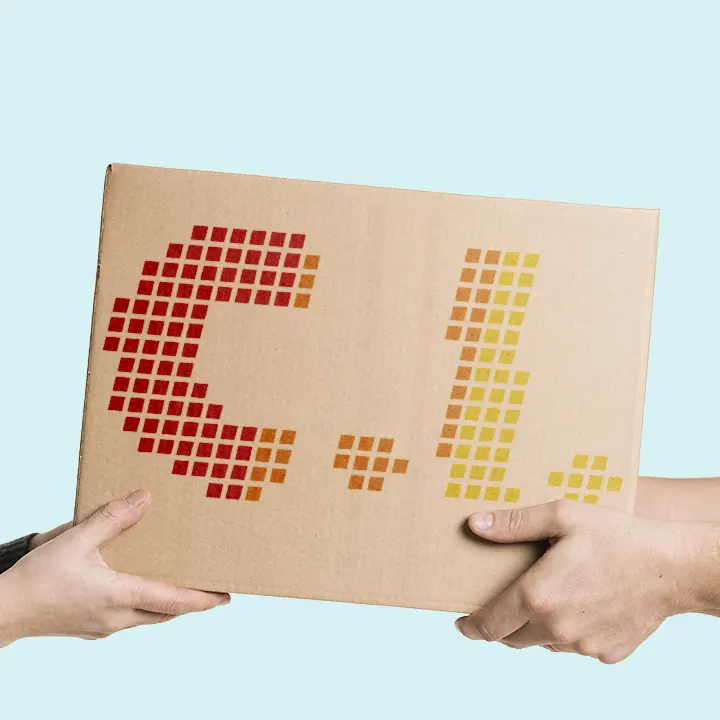 Hände übergeben ein Paket mit C.I.-Aufdruck – FET organisiert regelmäßige Werkverkehre, Filialbelieferungen und individuelle Regeltouren mit eigenem Fuhrpark.